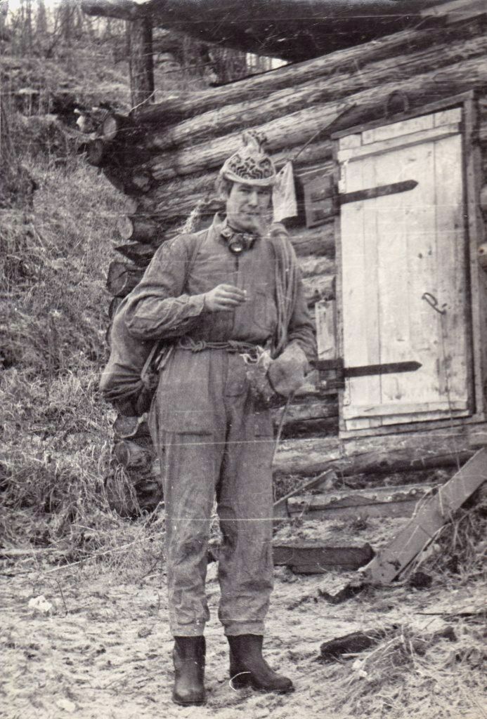 Елисеев в избе на Саксыре2