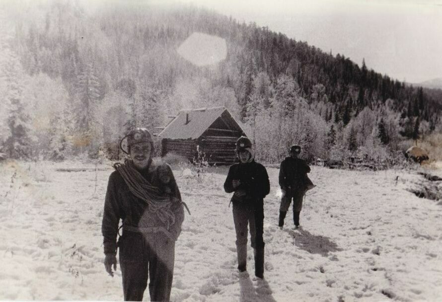 Изба у пещеры Джебская 1977 г. 1